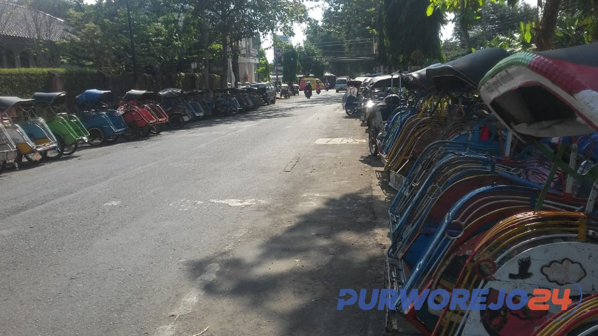 Puluhan becak ditinggal pengemudinya saat pembentukan paguyuban, Senin (22/7/2019) siang di Gedung Kesenian.