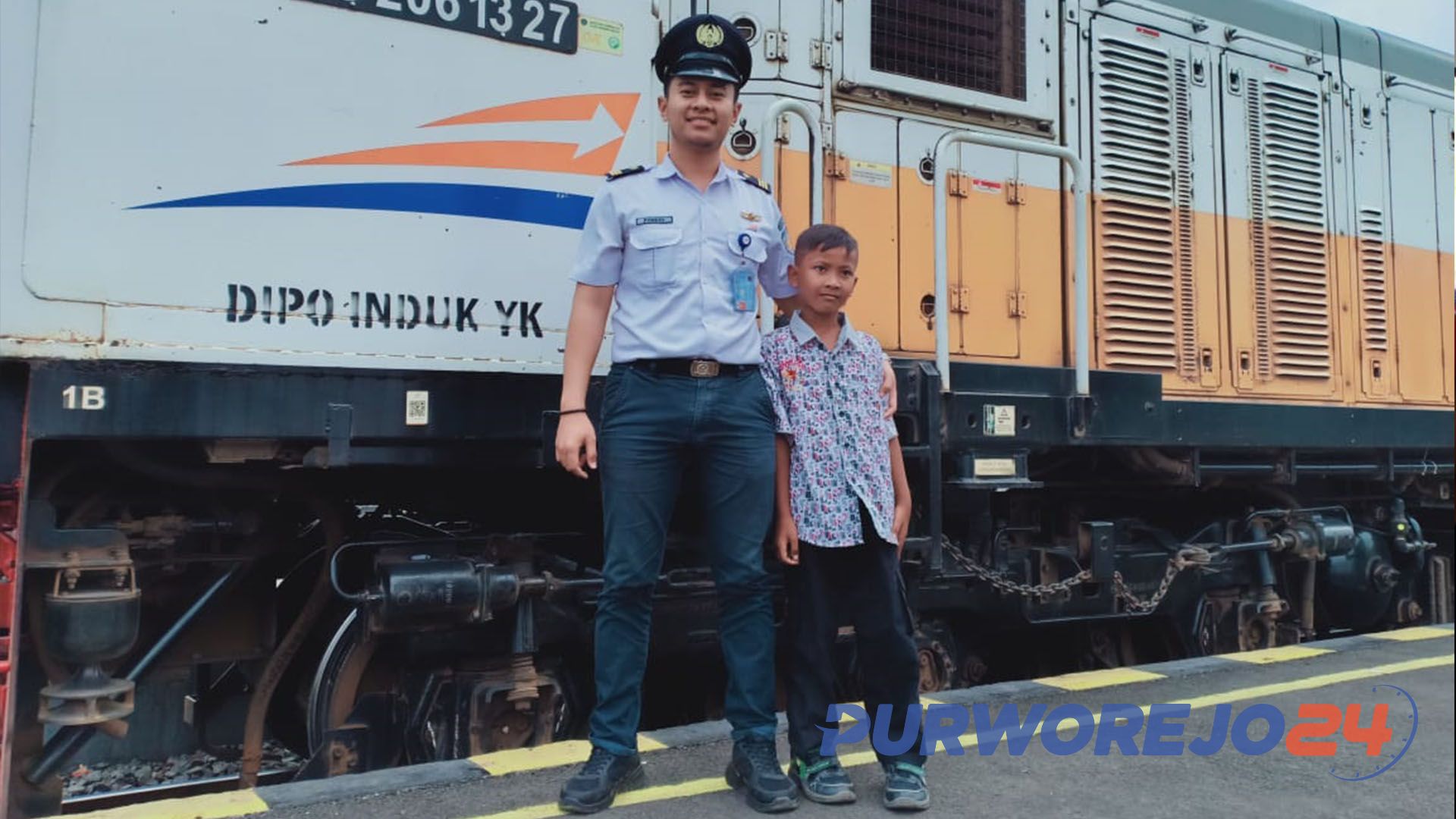 Fasha, Bocah Penjaga Palang KA berfoto bersama masinis. (Foto Istimewa)