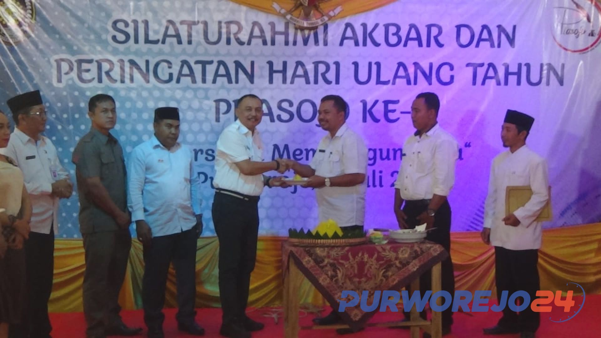 Ketua Prasojo Anjas Prasetyo serahkan potongan tumpeng ke Bupati Purworejo Agus Bastian pada peringatan HUT Prasojo