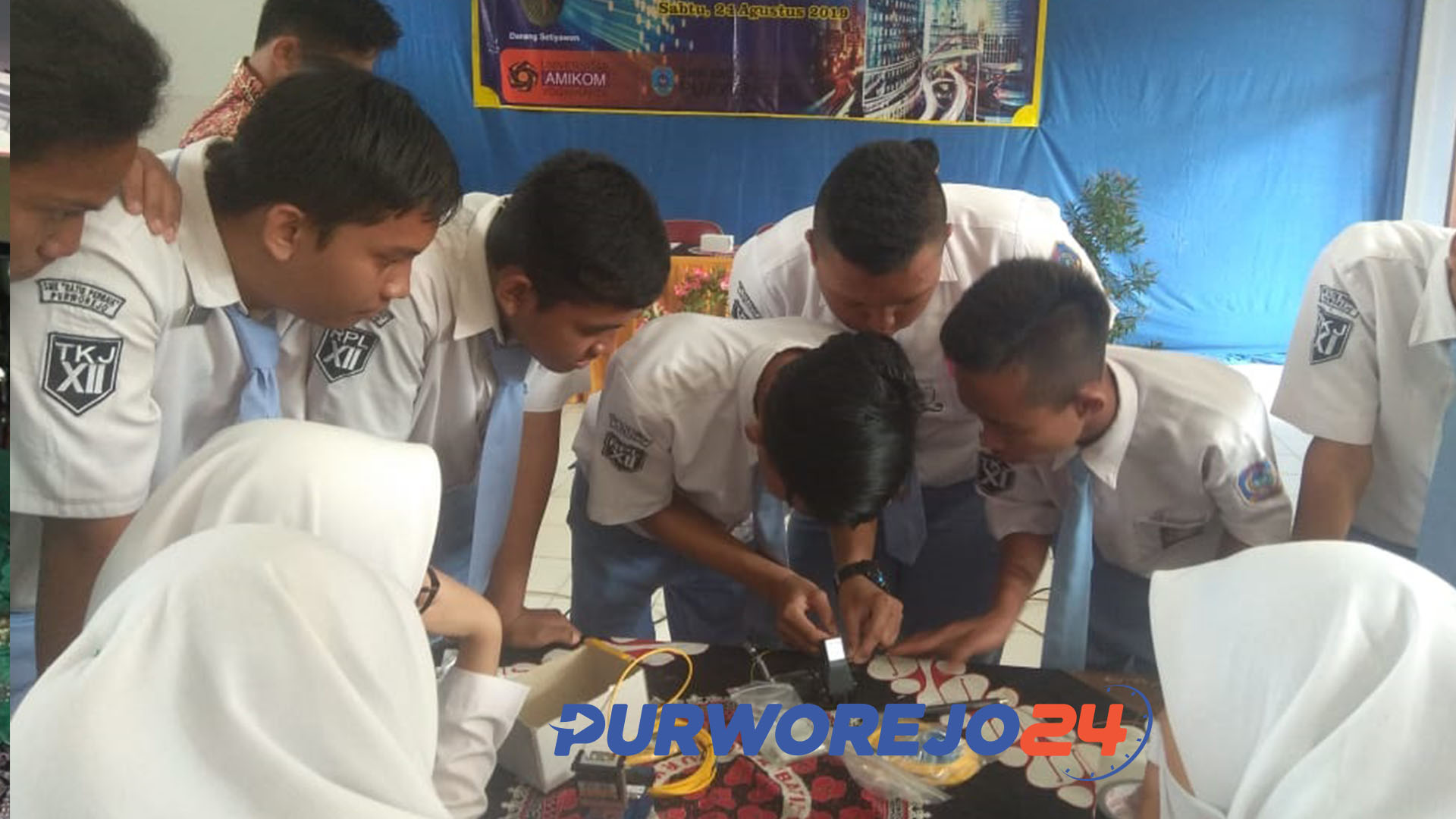 Workshop Fiber Optik di SMK Batik Perbaik Purworejo. (24/8/2019)