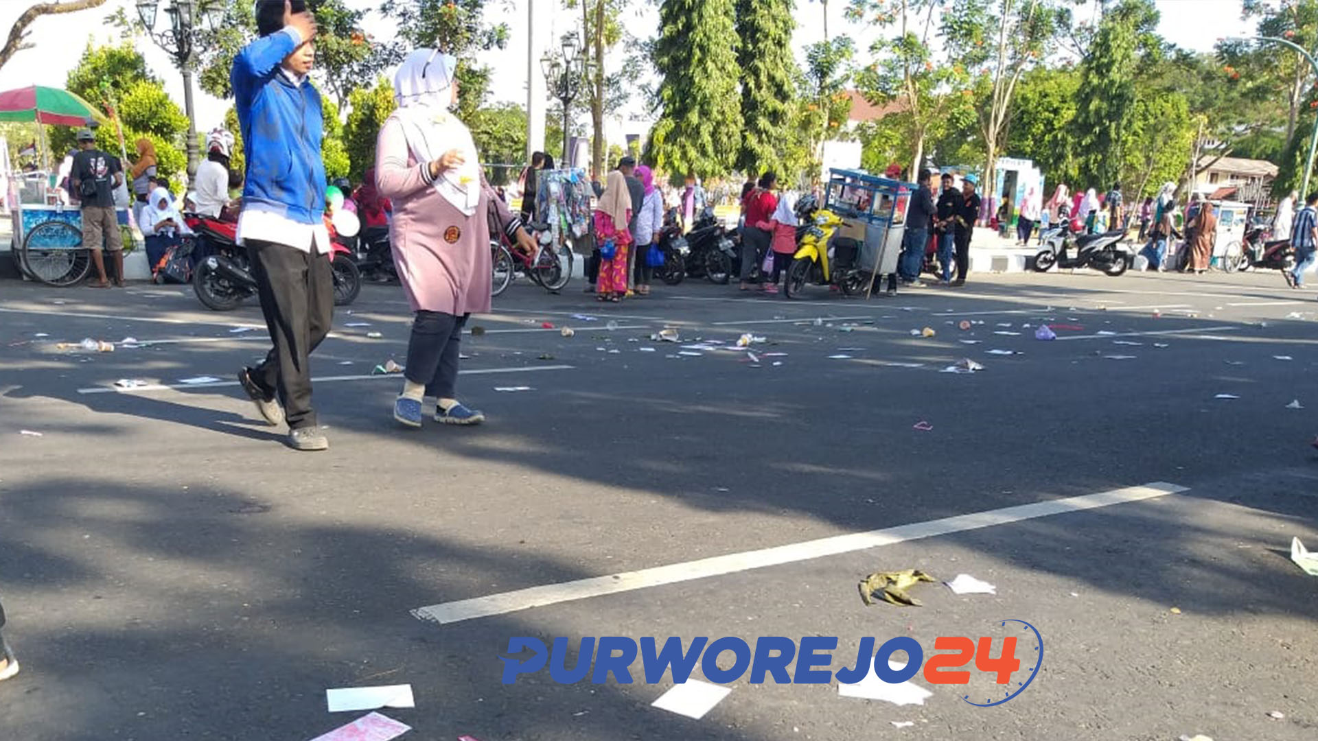 Sampah bertebaran usai karnaval Purworejo. (20/8/2019)