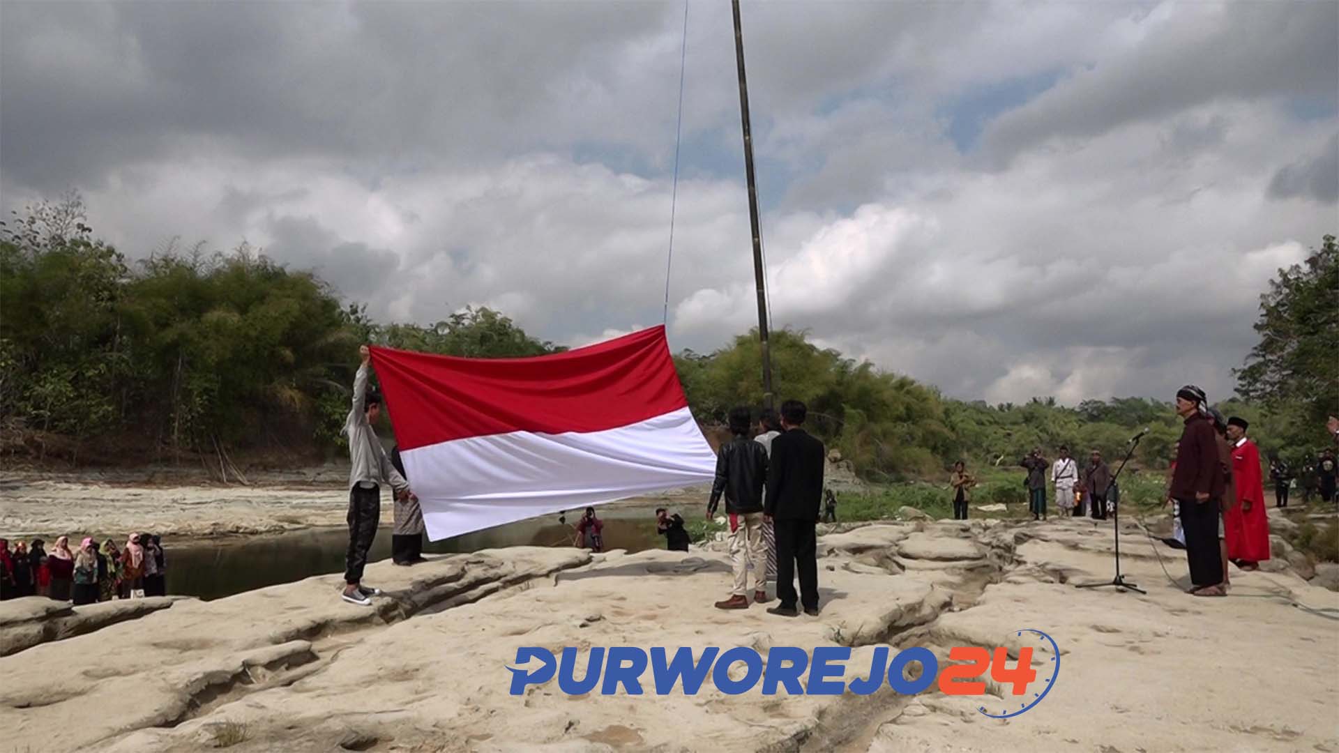 Seniman upacara di Sungai Bogowonto (Foto dok. 17/8/2019)