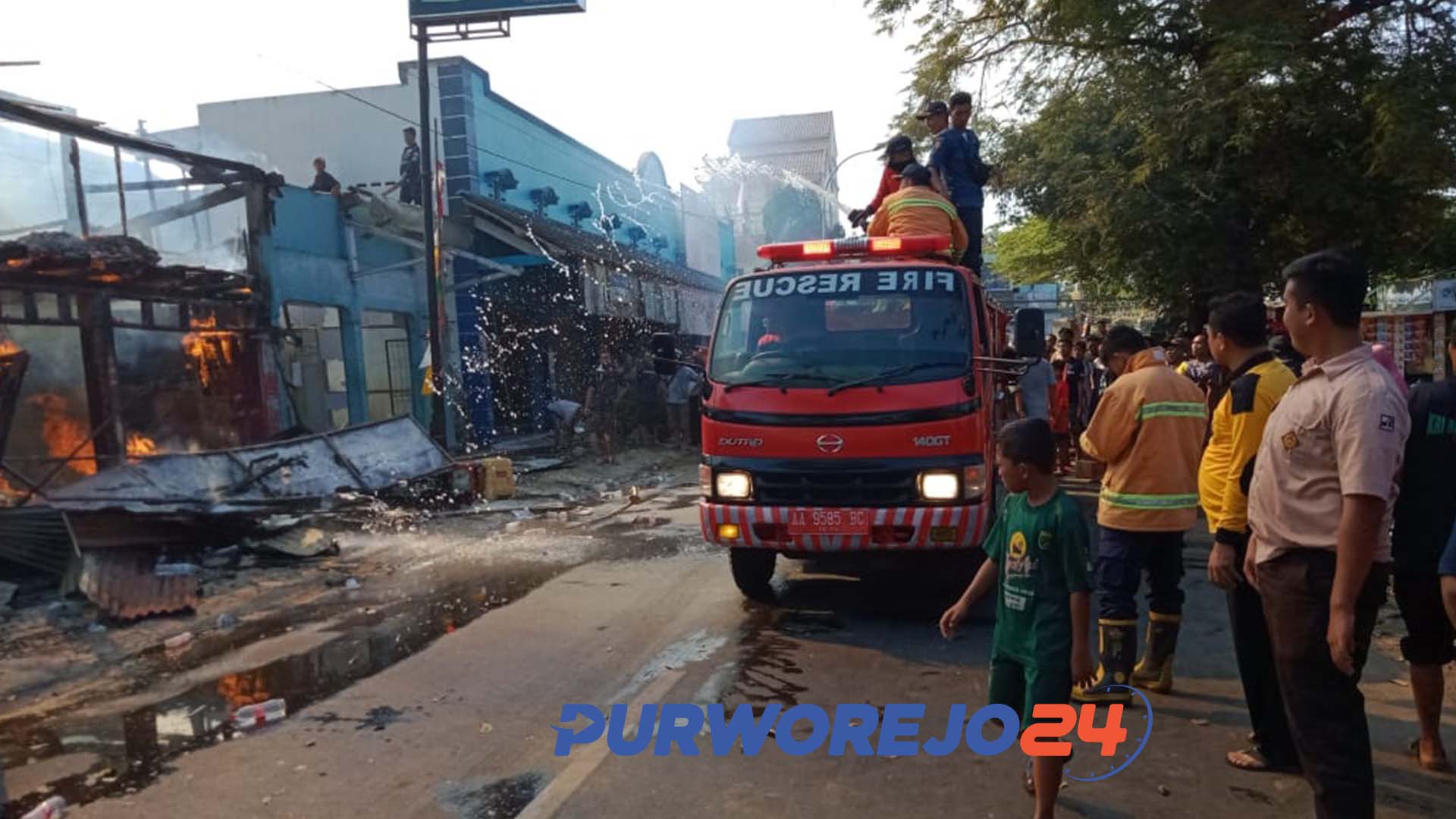 3 Kios di Alun-alun Kemiri terbakar. (16/8/2019)