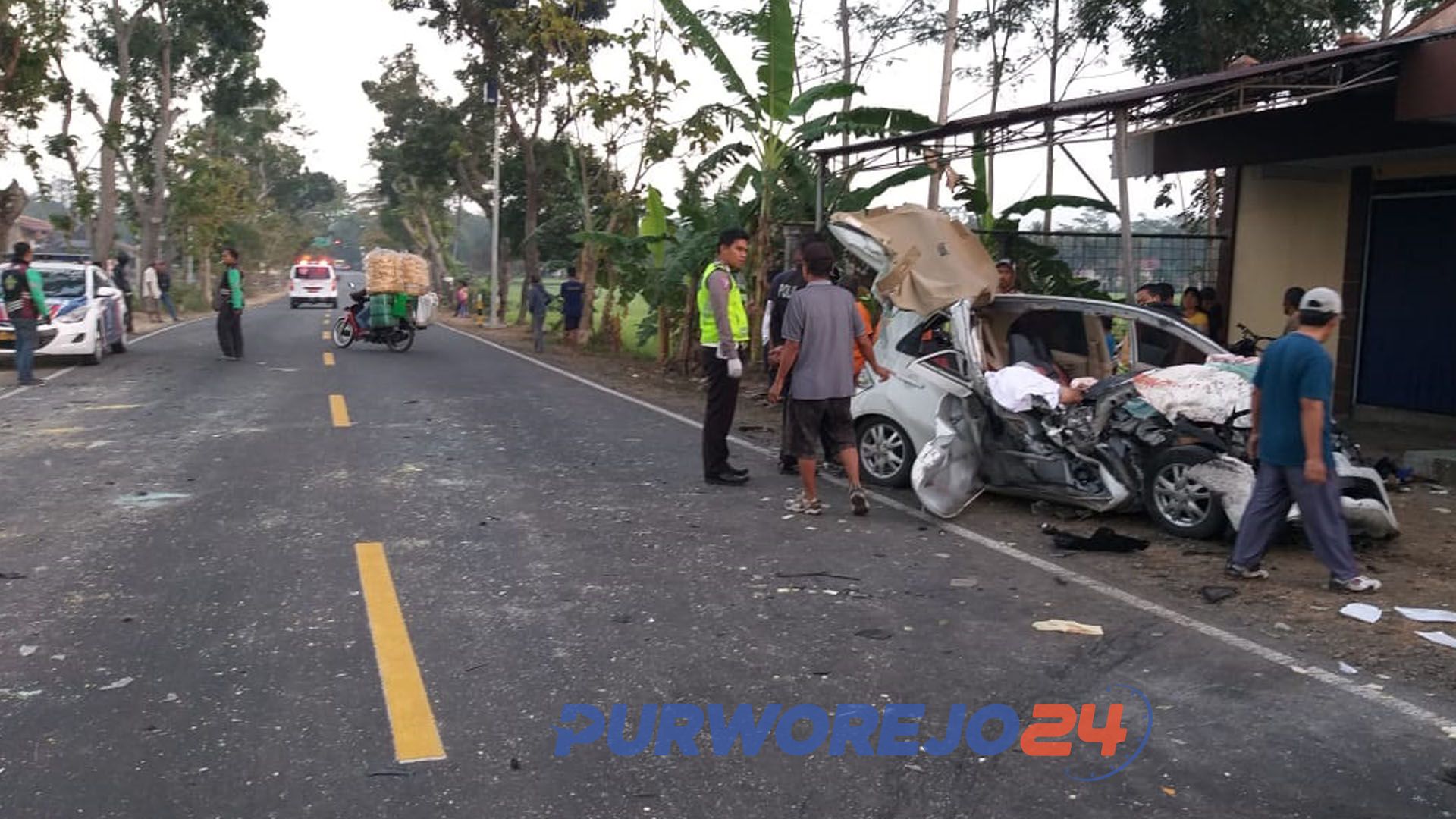 Dua orang tewas akibat tabrakan antara sebuah mobil Honda Brio dan Bus Hino Antar Jaya. (4/8/2-019)