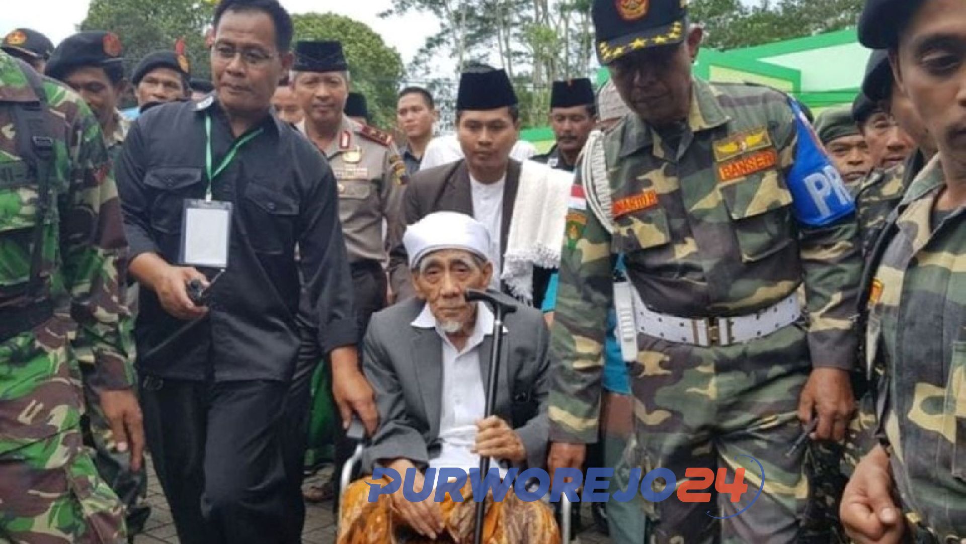KH Maimoen Zubair (Mbah Moen) bersama GP Ansor (NU Online-Istimewa)