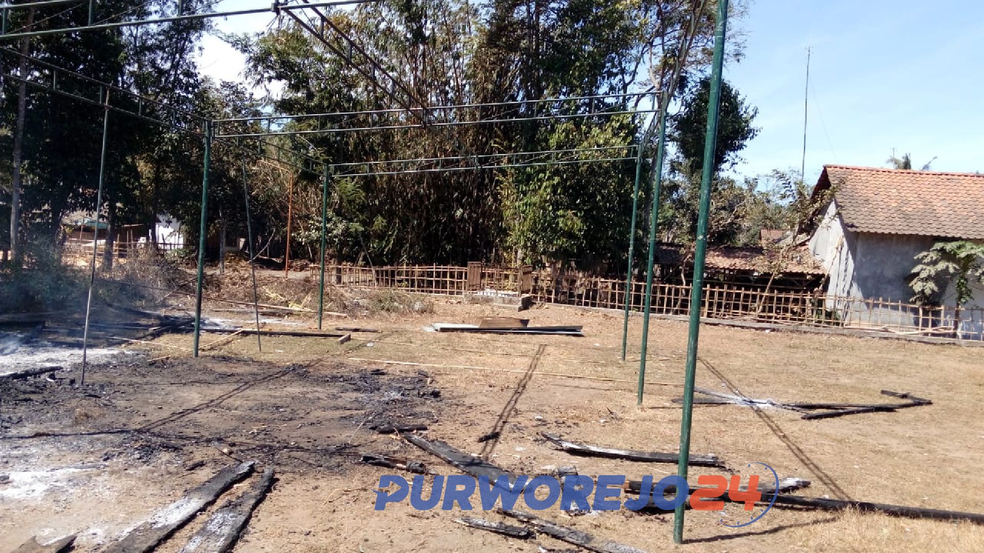 Panggung lomba 17an di desa DUdu Kulon, Purroworejo ditemukan terbakar. (5/8/2019)