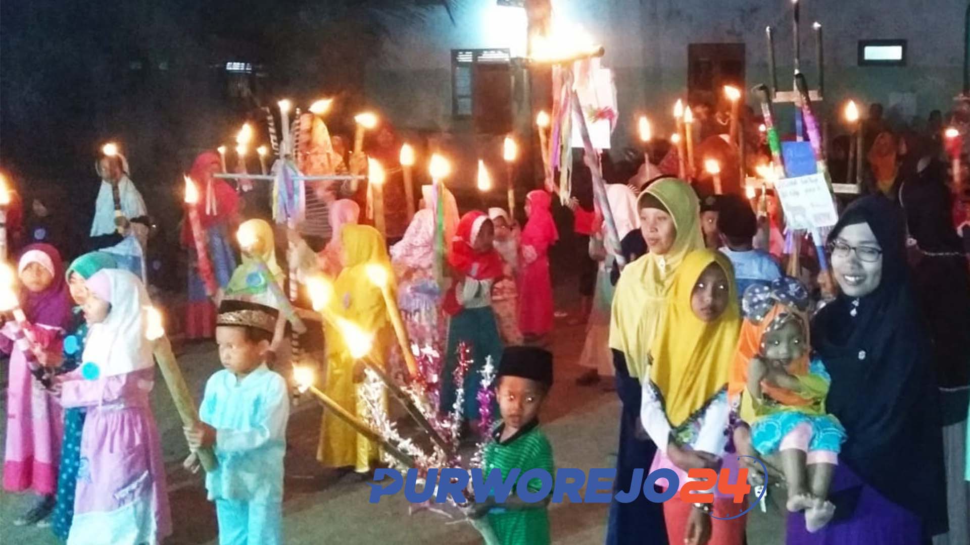 Warga Desa Wonoyoso, Pituruh ramiakan malam takbiran dengan pawai obor.(10/8/2019)