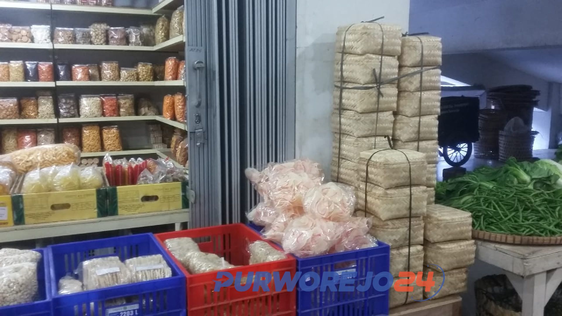 Salah satu kios penjual besek di Pasar Baledono.