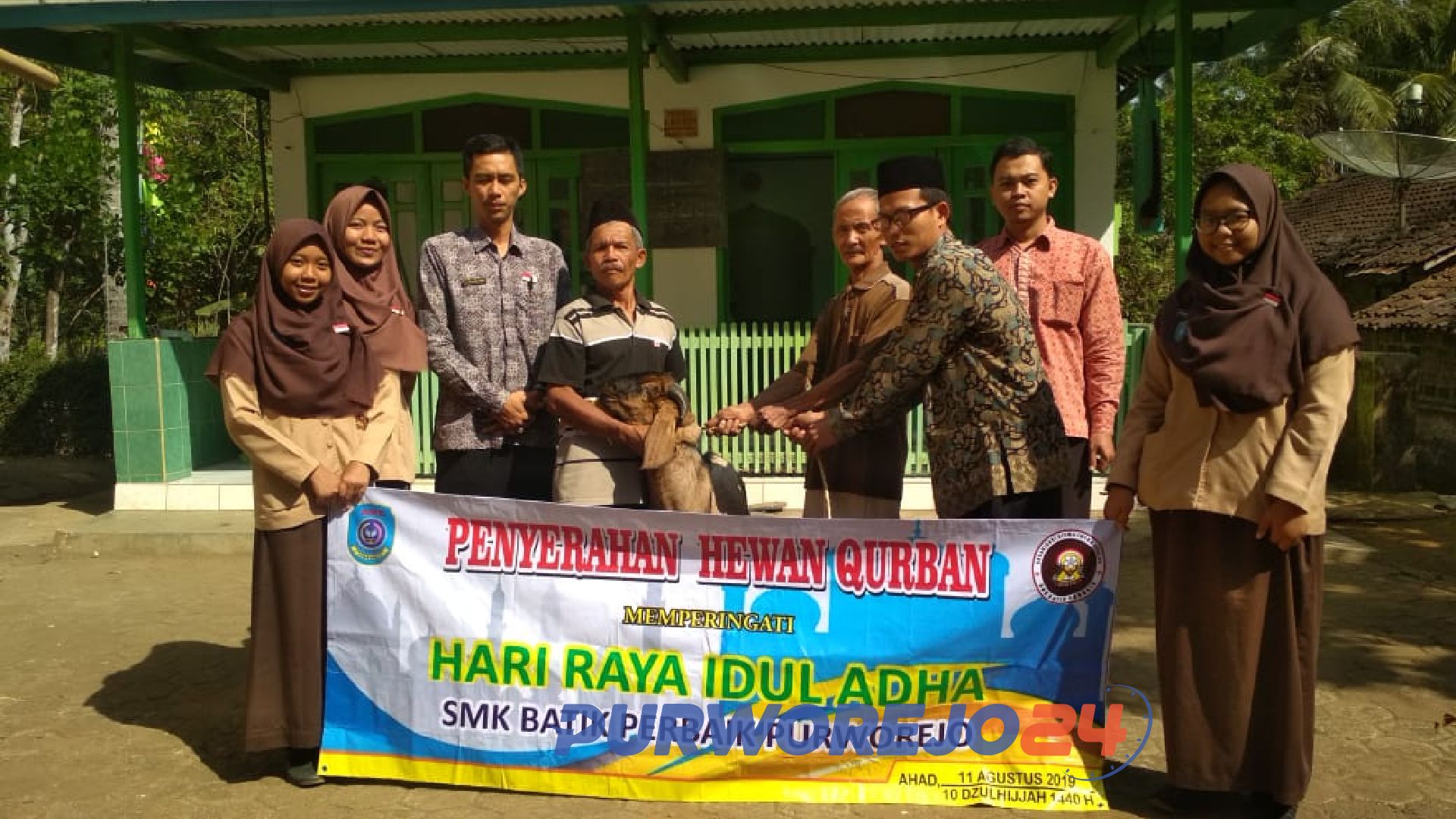 Penyerahan hewan kurban oleh SMK Batik Perbaik Purworejo