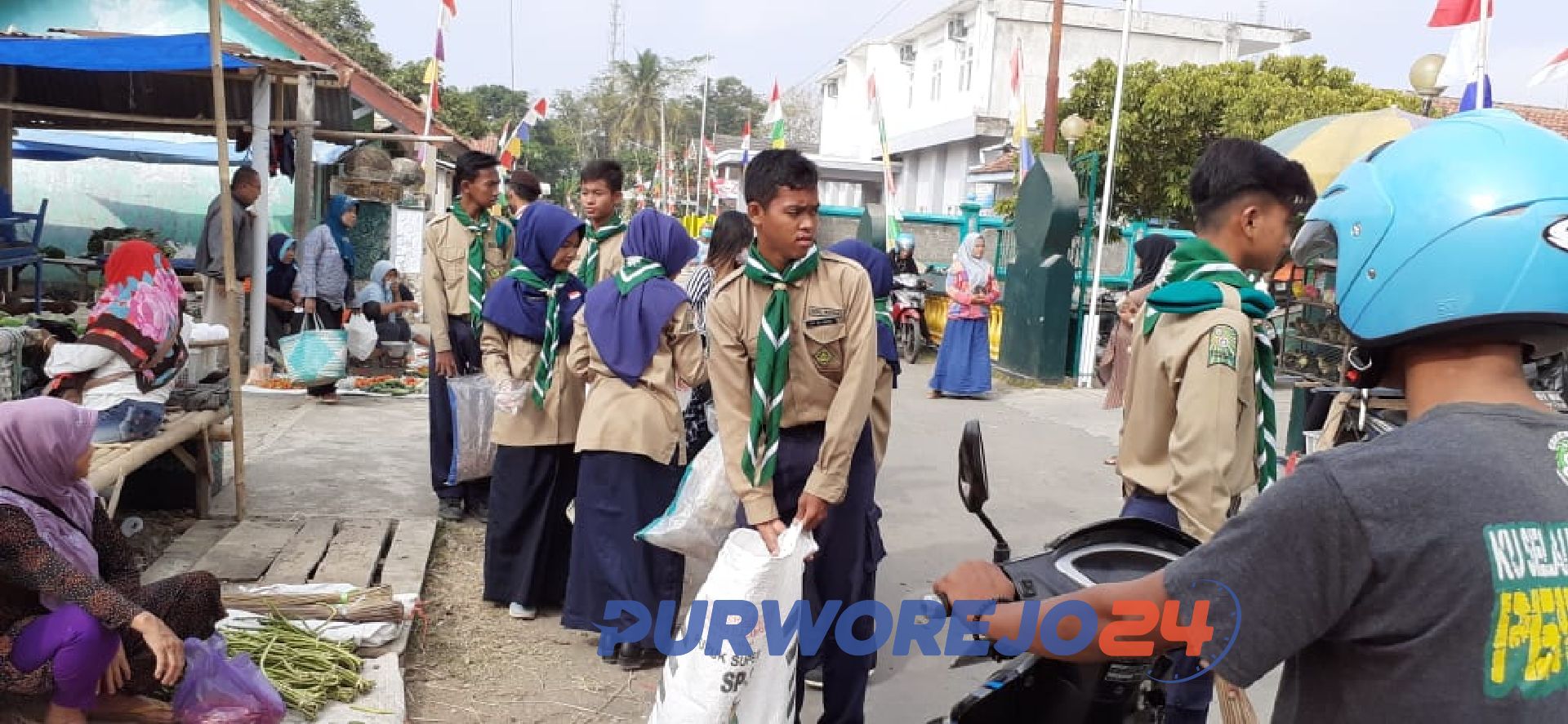 Hizbul Wathan dan Pramuka bekerja sama membersihkan Pasar Purwodadi dan Pasar Jenar. (12/8/2019)