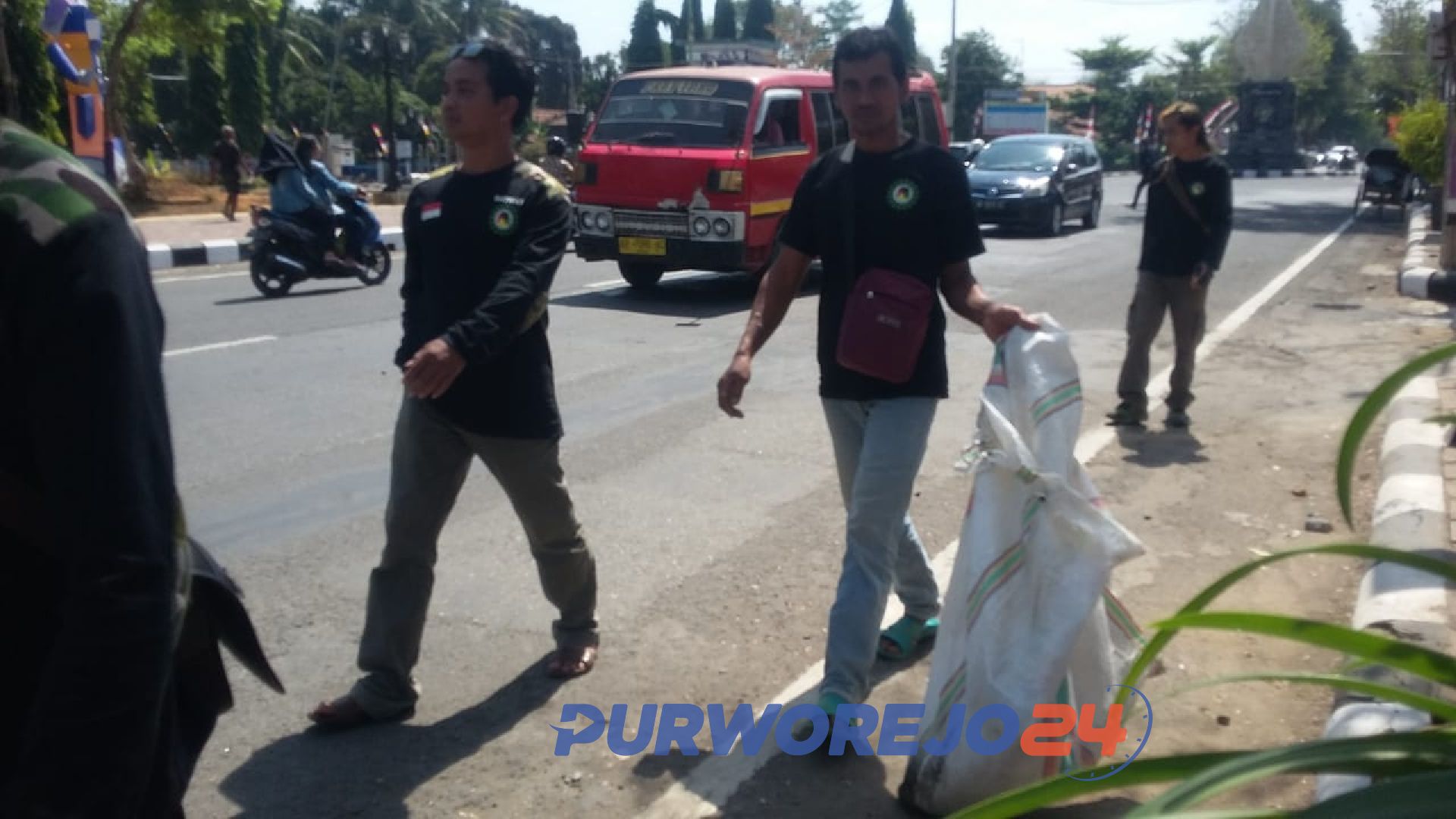 Relawan bersihkan sampah plastik di sektiar Alun-allun Purworejo, Minggu (4/8/2019)