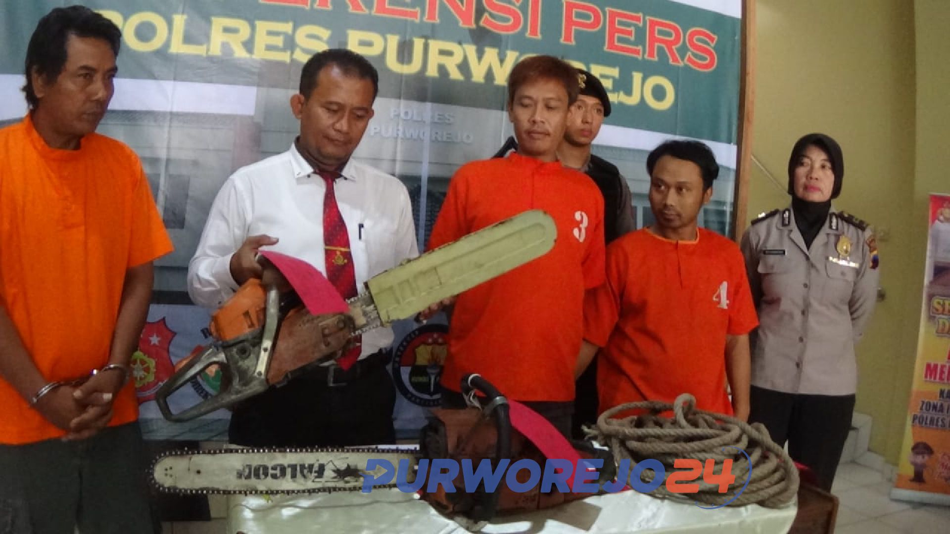 Polisi menangkap 3 warga Ngombol yang kedapatan menebang pohon milik Perhutani.