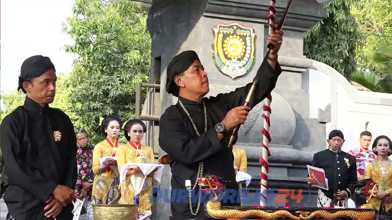 Jamasan pusaka koleksi Museum Tosan Aji Purworejo.(28/9/2019)