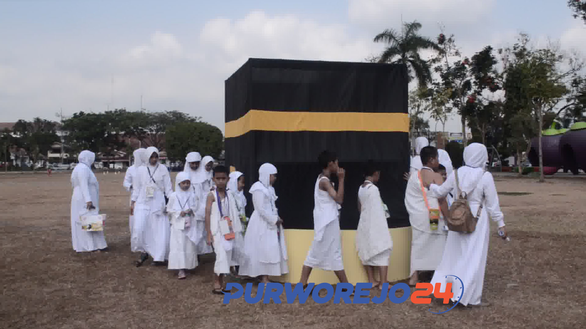 Siswa Mutiara Ibu melakukan latihan manasik haji di Alun-alun Purworejo. (3/9/2019)