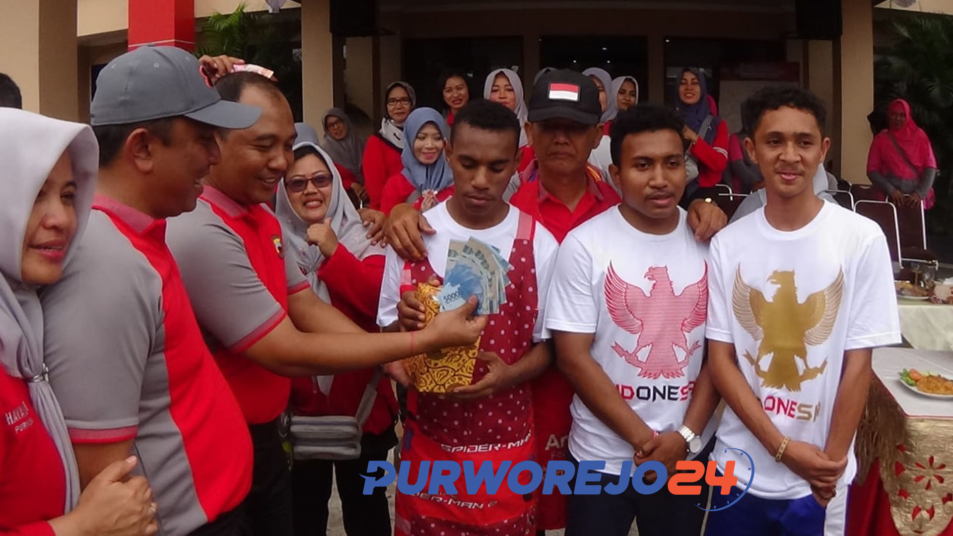 Pelajar papua juara lomba masak nasi goreng peringati HUT Polwan di Polres Purwrejo. (3/8/2019)