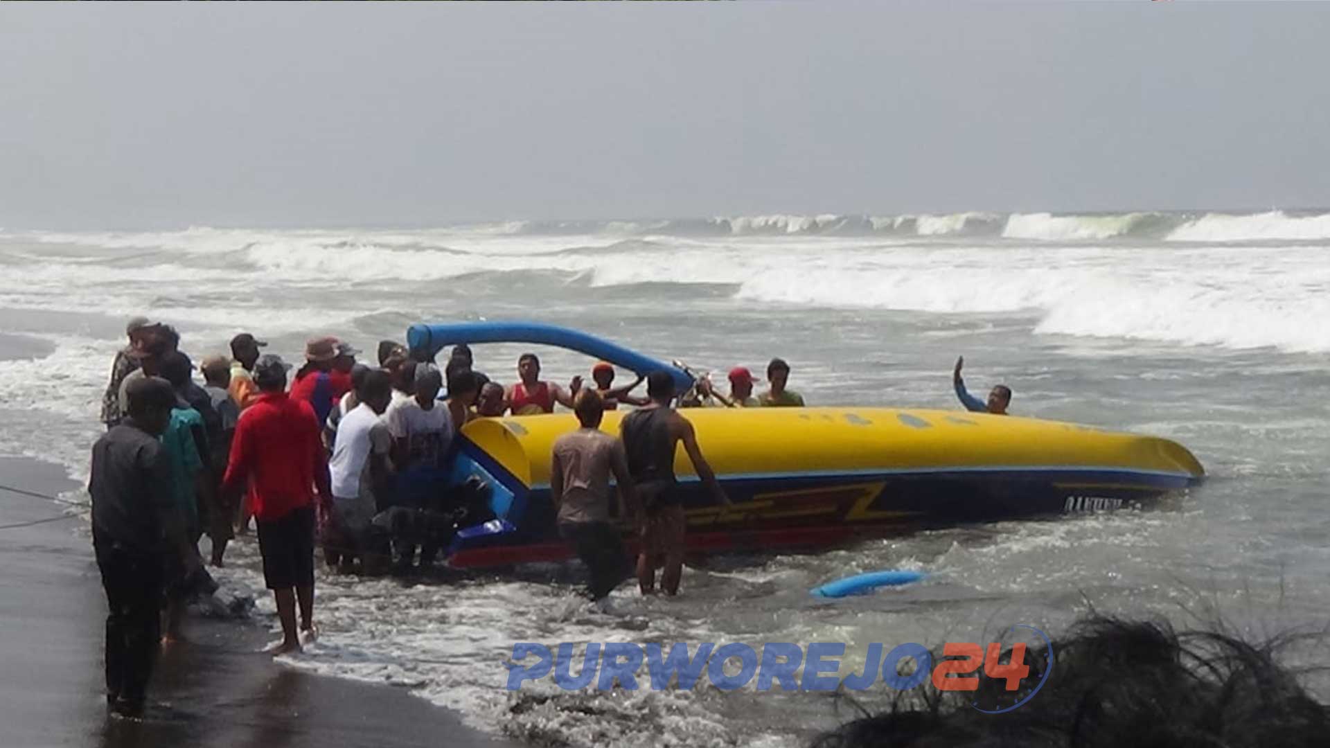 Dua perahu nelayan terbalik dalam sedekah laut Kertojayan. (15/9/2019)