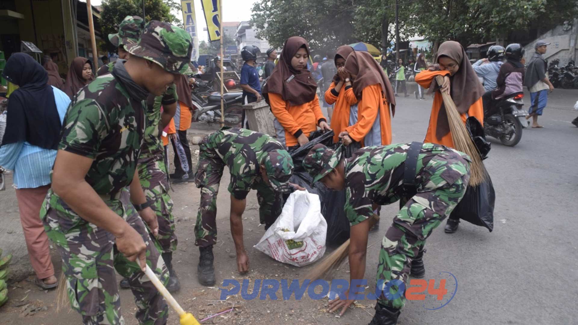 Gerakan Pungut Sampah di Kutoarjo diikuti oelh TNO POLRI, pelajar dan sejumlah komunitas peduli lingkungan. (21/9/2019)