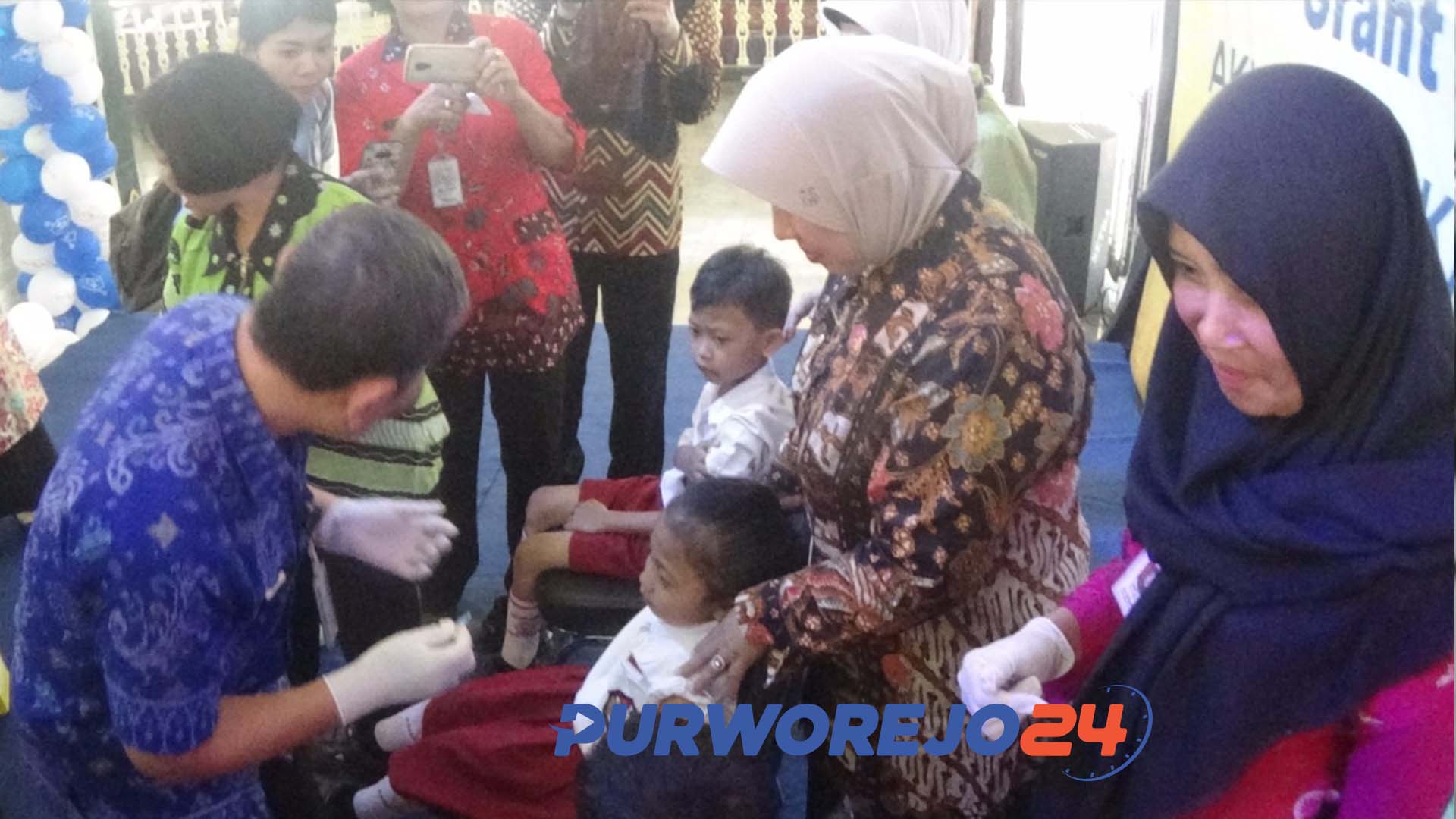 Pemberian penghargaan capaian BIAS 100 persen kepada sejumlah sekolah.