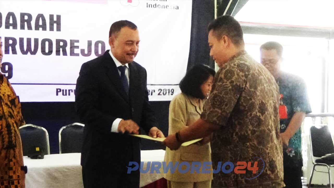 Bupati serahkan penghargaan terhadap pendonor darah sukarela. (1/10/2019)