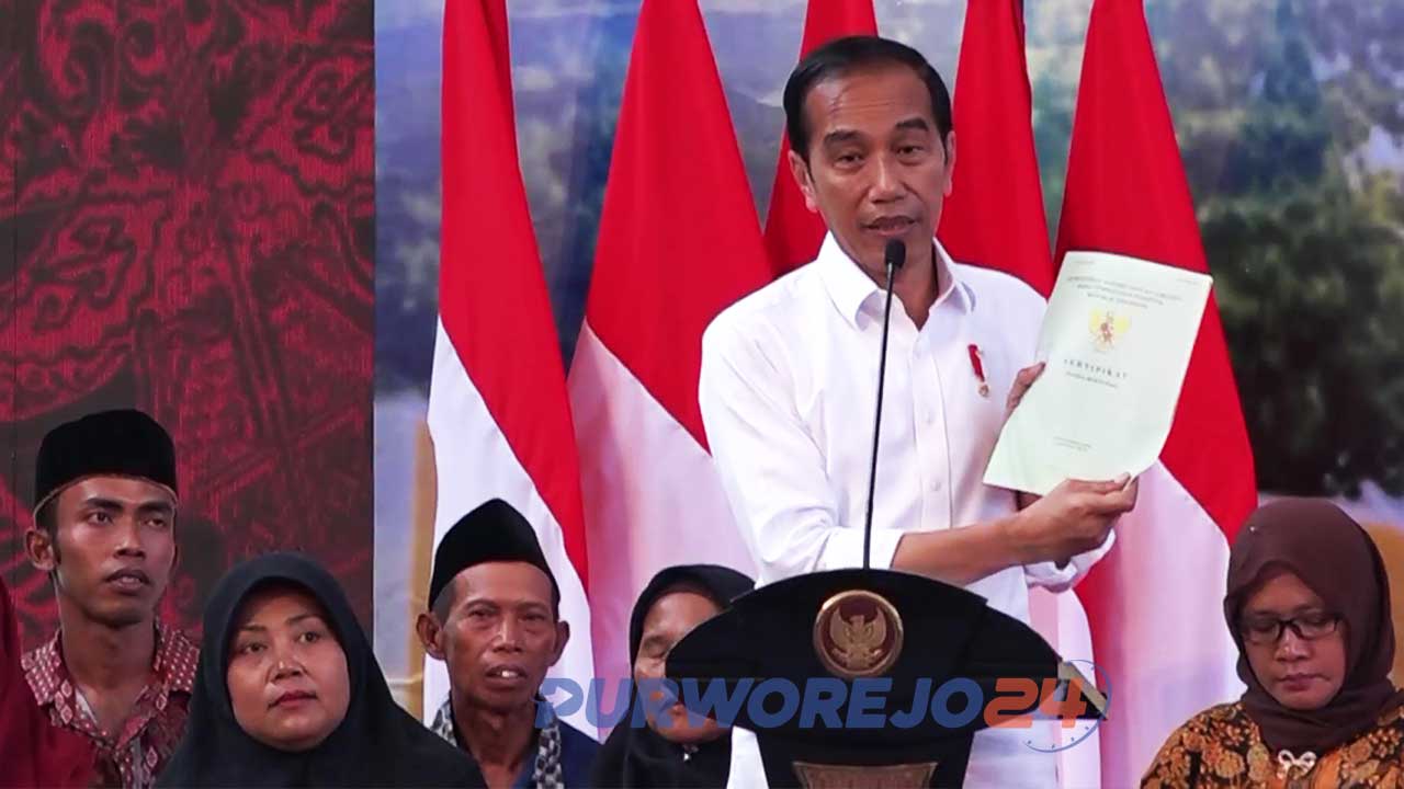 Presiden Jokowi saat menyerahkan sertifikat di Purworejo. (29/9/2019)