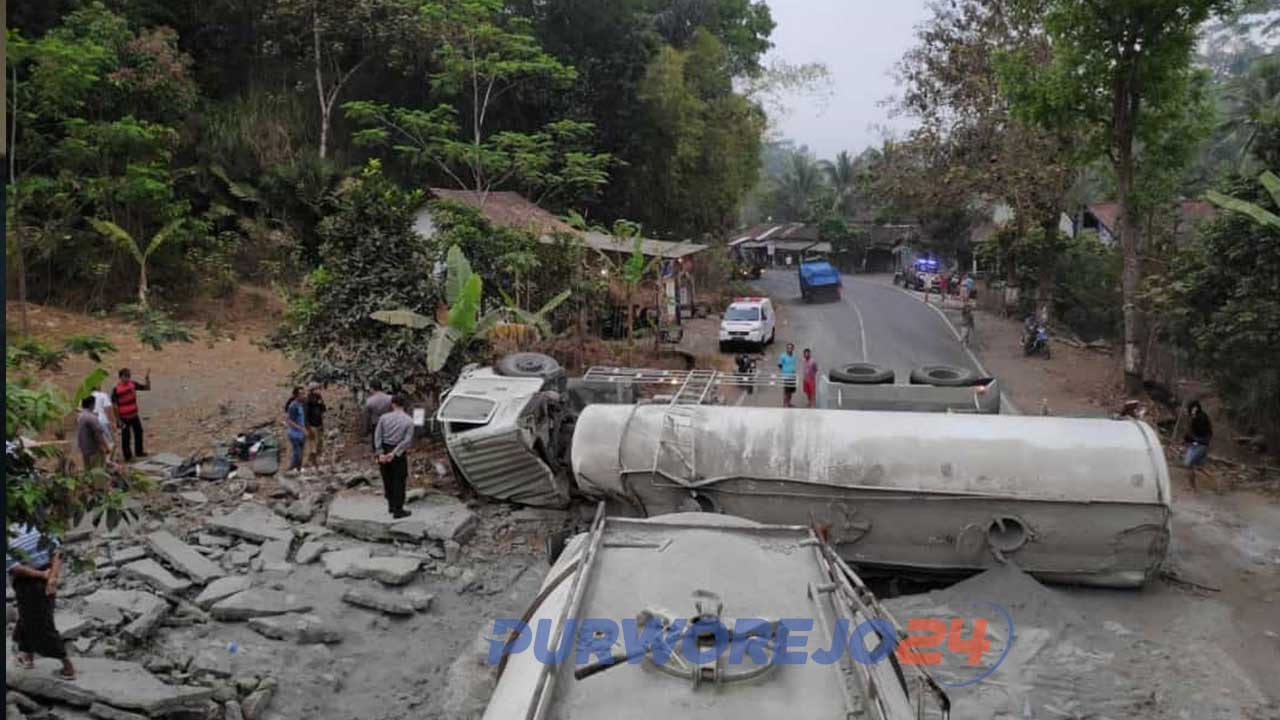 Kecelakaan tronton muatan semen terguling di Kalijambe. (4/10/2019)
