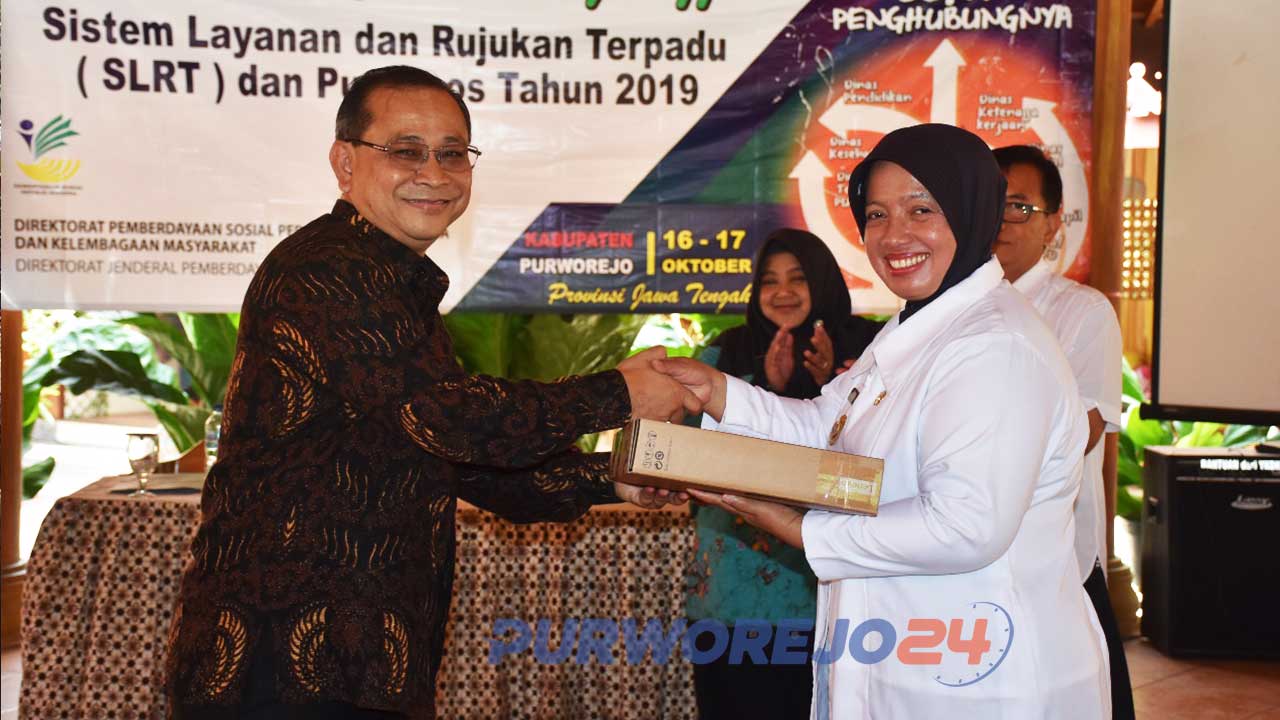 Staf Ahli Menteri Sosial, Asep Sasa Purnama menyerahkan bantuan laptop dan komputer ke Pemkab Purworejo yang diwakili oleh Wakil Bupati Yuli Hastuti. (16/10/2019)