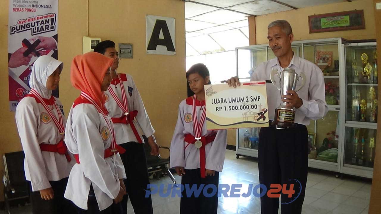 Penyerahan trofi kejuaraan dari siswa SMPN 26 ke sekolah
