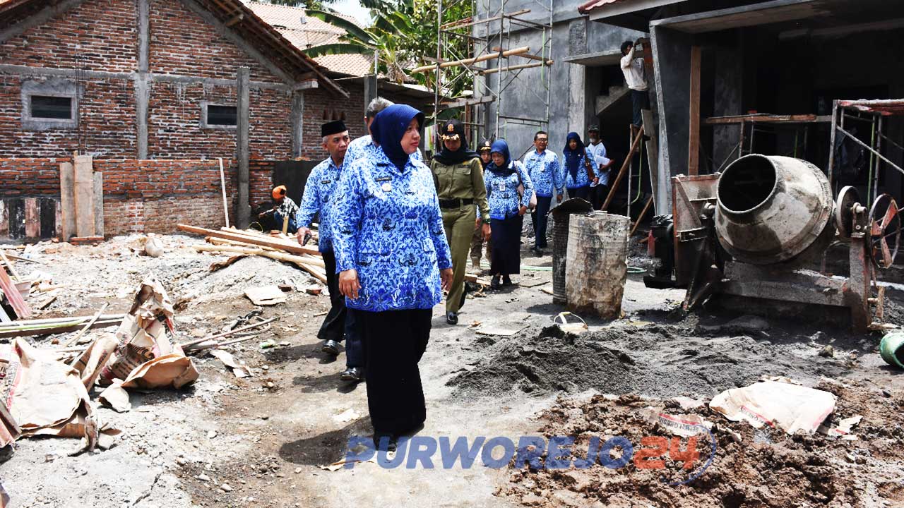 Wakil Bupati Purworejo, Yuli Hastuti kunjungi pembangunan di 10 Kelurahan. (17/10/2019)