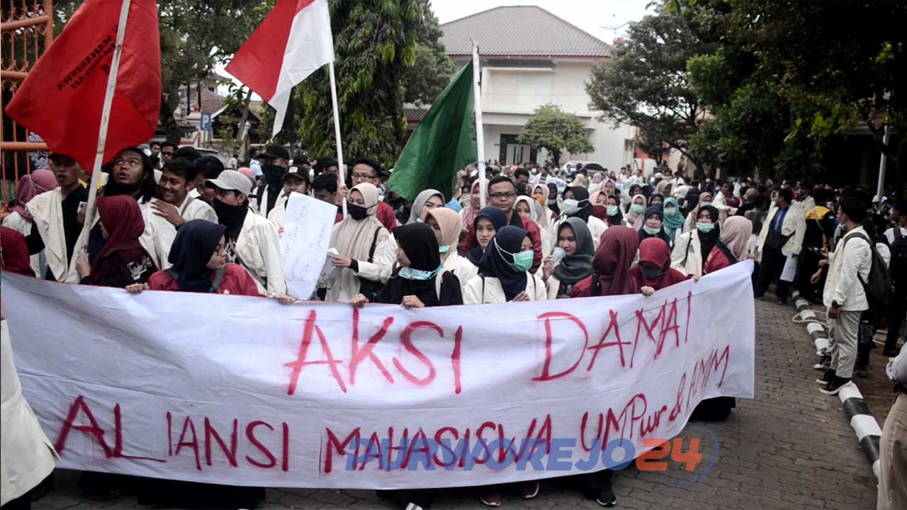 Aksi damai Aliansi Mahasiswa UMP dan AMM di DPRD Purworejo. (3/10/2019)