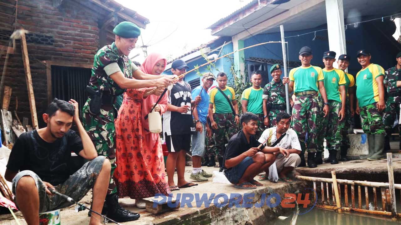 Danyon 412 mancing bersama warga usai kerja bakti membersihkan sungai.