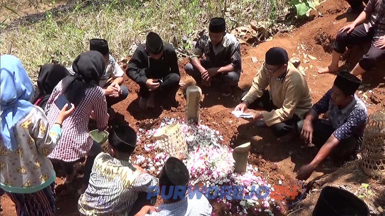 Sejumlah keluarga dan kerabat Tumarni berdoa di makam Tumarni.(7/11/2019)
