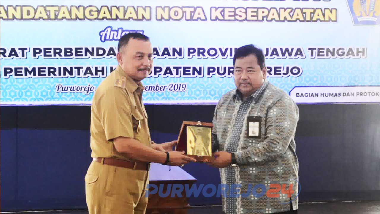 Penyerahan Plakat Opini WTP dari Kepala Kanwil Ditjen Perbendaharaan Prov Jateng. (18/11/2019)