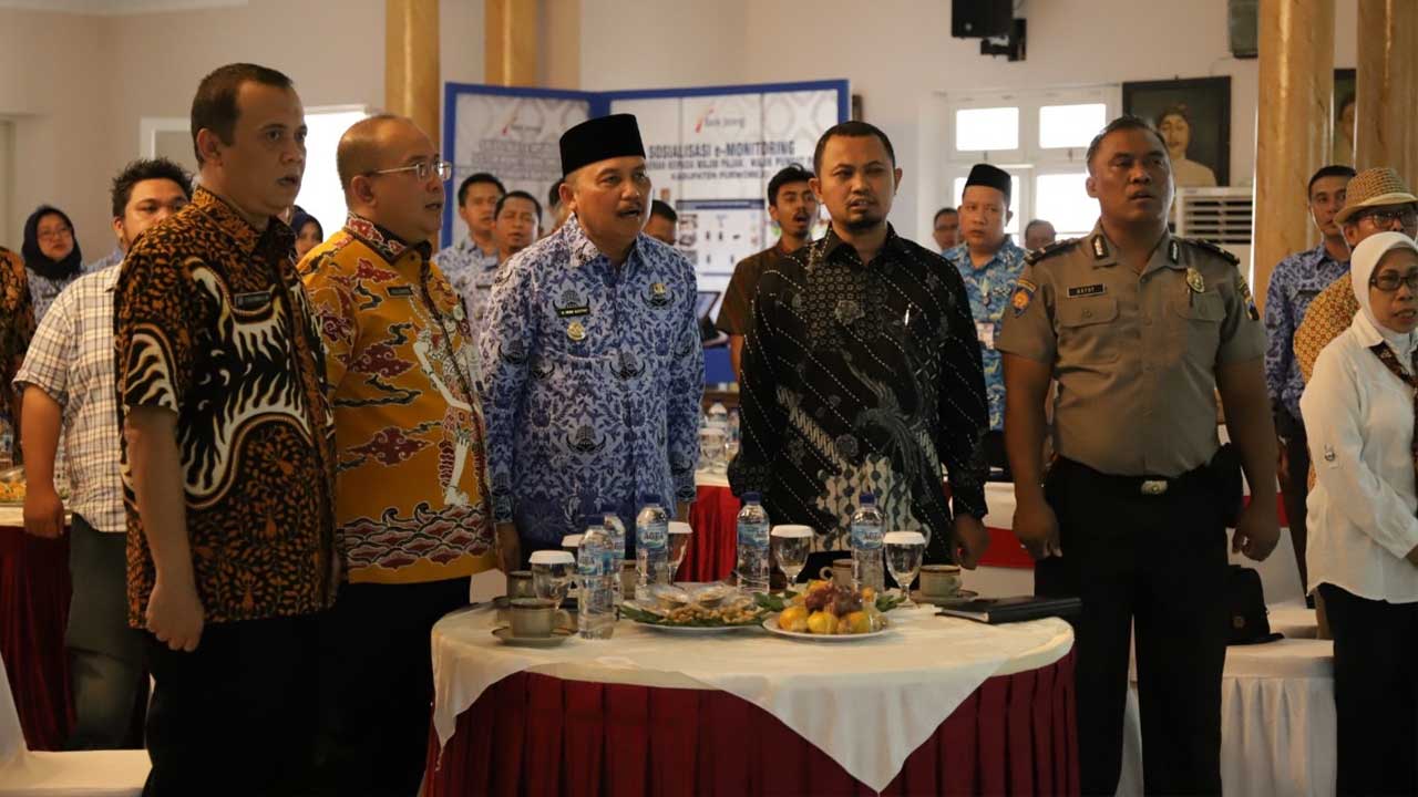 Petugas KPK saat hadir dalam sosialisasi e-monitoring