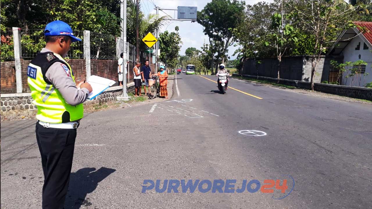 Polisi melakukan Olah TKP kecelakaan