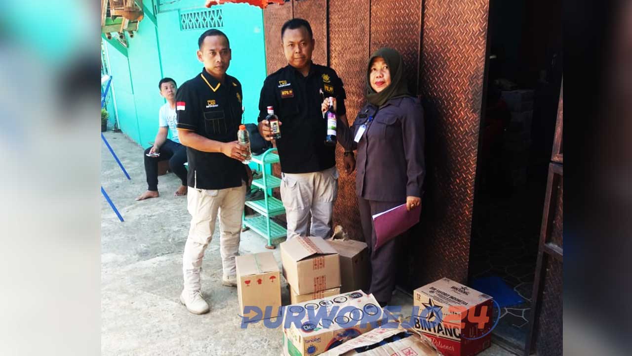 Satpol PP memperlihatkan miras yang disita daam operasi pekat.