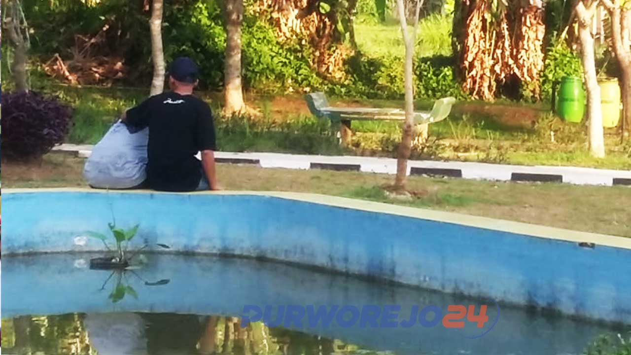 Sepasang remaja di Taman Geger Menjangan