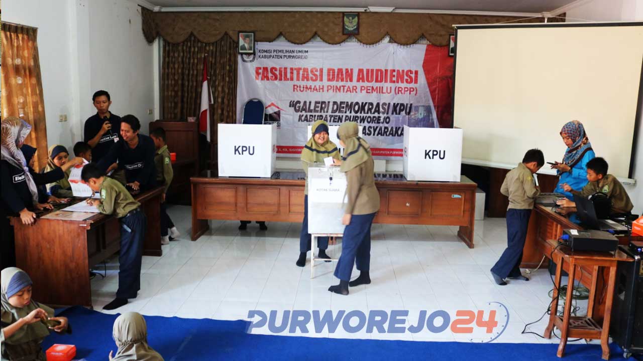 Siswa SD ikuti Simulasi Pemungutan dan Penghitungan Suara di Aula KPU Kabupaten Purworejo. (8/11/2019)