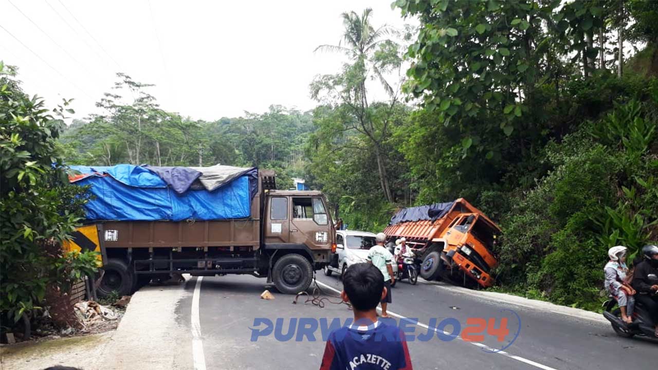 2 Truk terperosok di jalan Purworejo-Magelang kilometer 19.