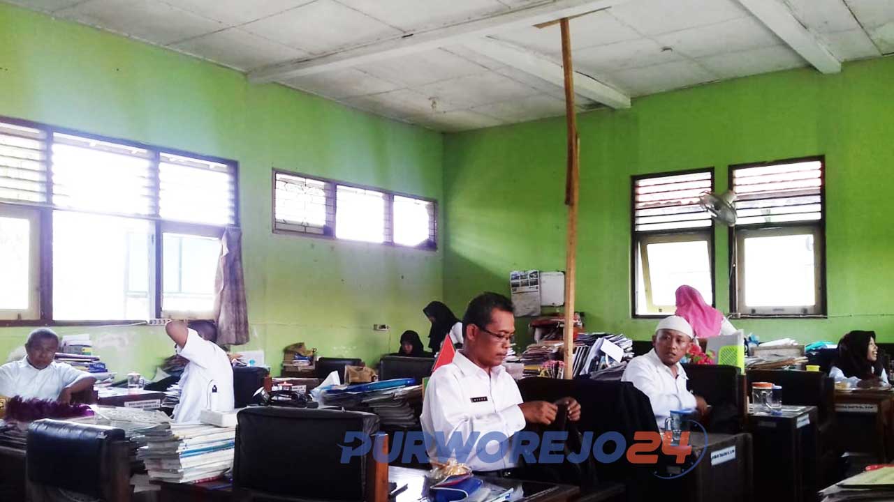 Atap ruang guru SMPN 30 terpaksa diganjal sebatang kayu untuk menghindari ambrol sewaktu-waktu