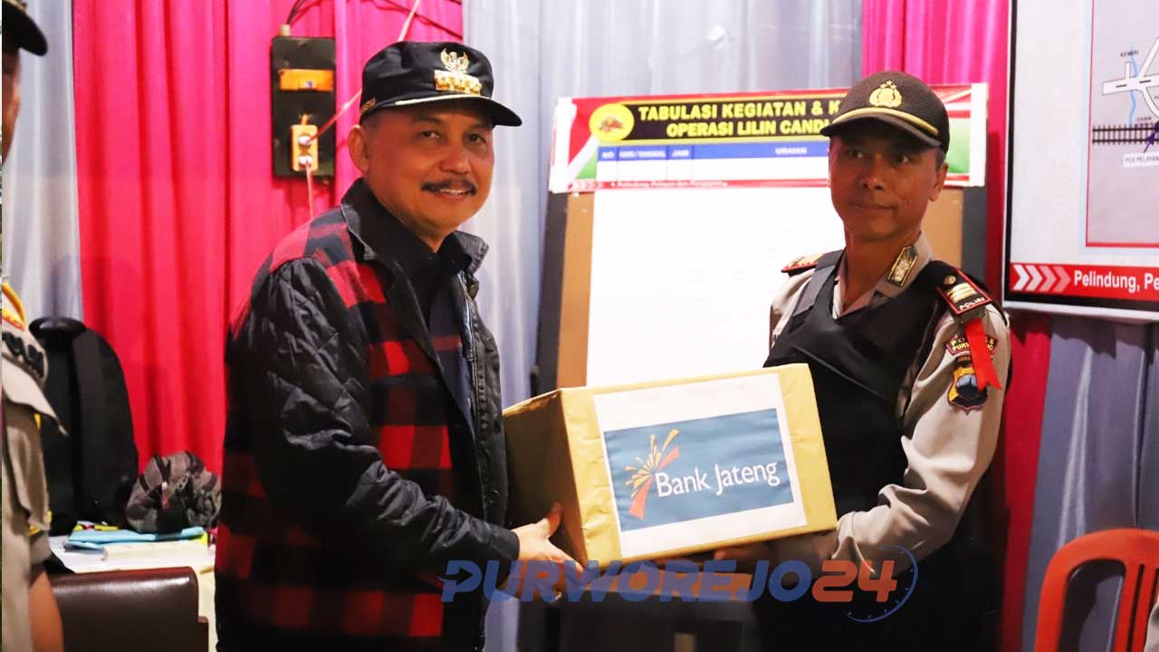 Bupati menyerahkan bantuan ke pos pengamanan Nataru