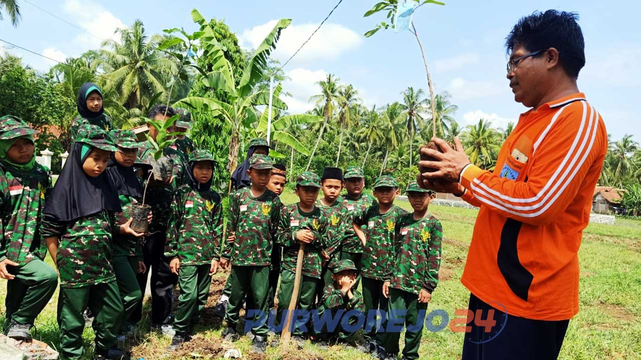 Tumbuhkan Jiwa Peduli Lingkungan, Dinas Lingkungan Hidup dan Kehutanan Jawa tengah ajak siswa Tk dan MI Tanam Pohon