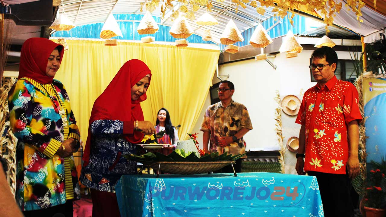Pemotongan tumpeng menandai pembukaan Ndalem Trajumas