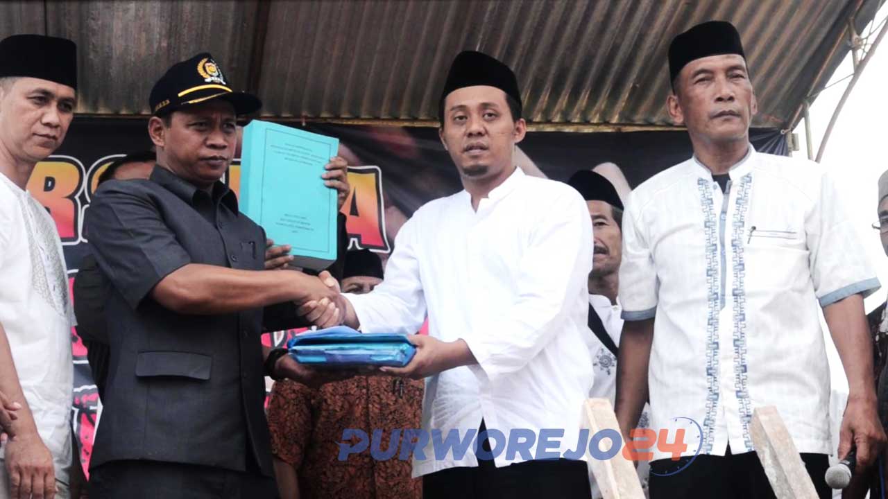 Perwakilan warga secara simboli melakukan penyerahan berkas keberatan warga terkait ganti rugi tanah yang murah kepada anggota DPRD Purworejo