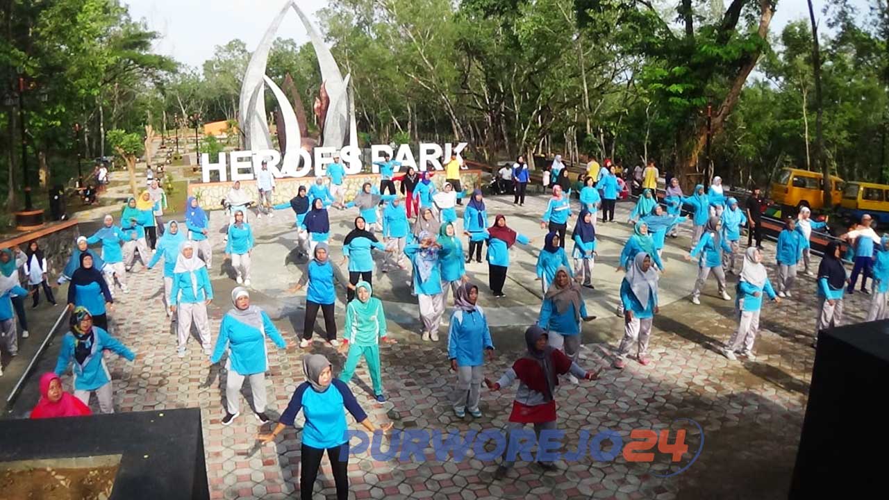 Puluhan ibu-ibu lansia Prolanis Kecamatan Banyuurip mengikuti senam sehat bersama. (20/12/2019)