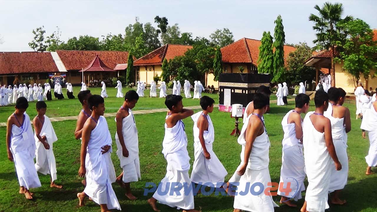 Tanamkan Karakter Religius, Ratusan Siswa Ikuti Manasik Haji. (12/12/2019)