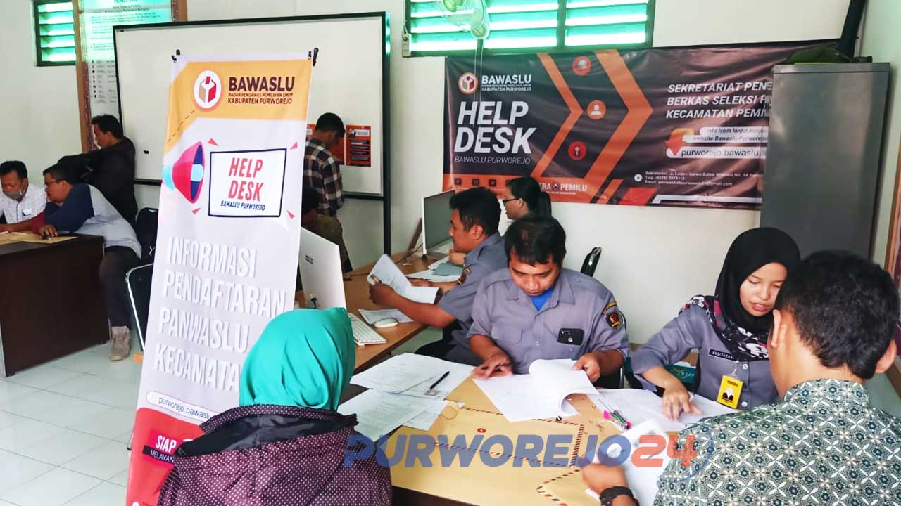 Suasana pendaftaran panwascam di sekretariat Bawaslu Purworejo