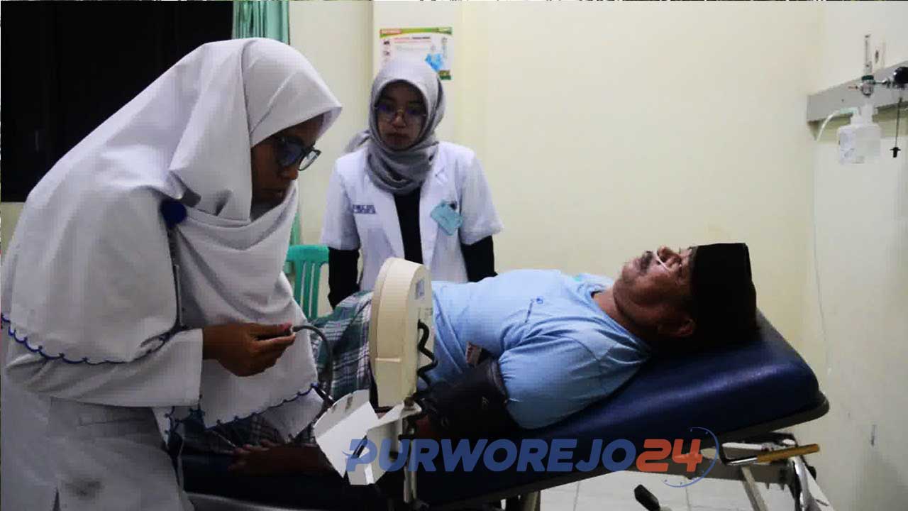 Sugito, salah satu korban tengan menjalai pemeriksaan kesehatan.