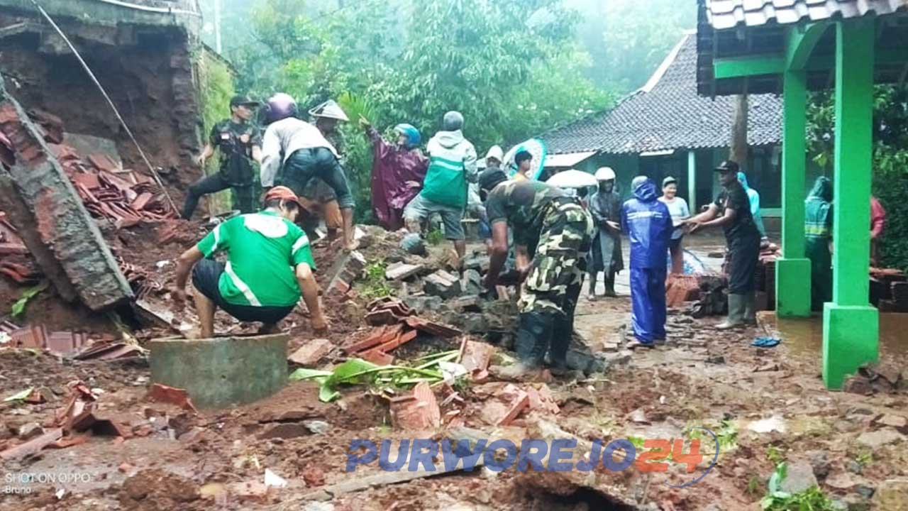 Talud MI Bruno Ambrol, akses Jalan Desa Terganggu