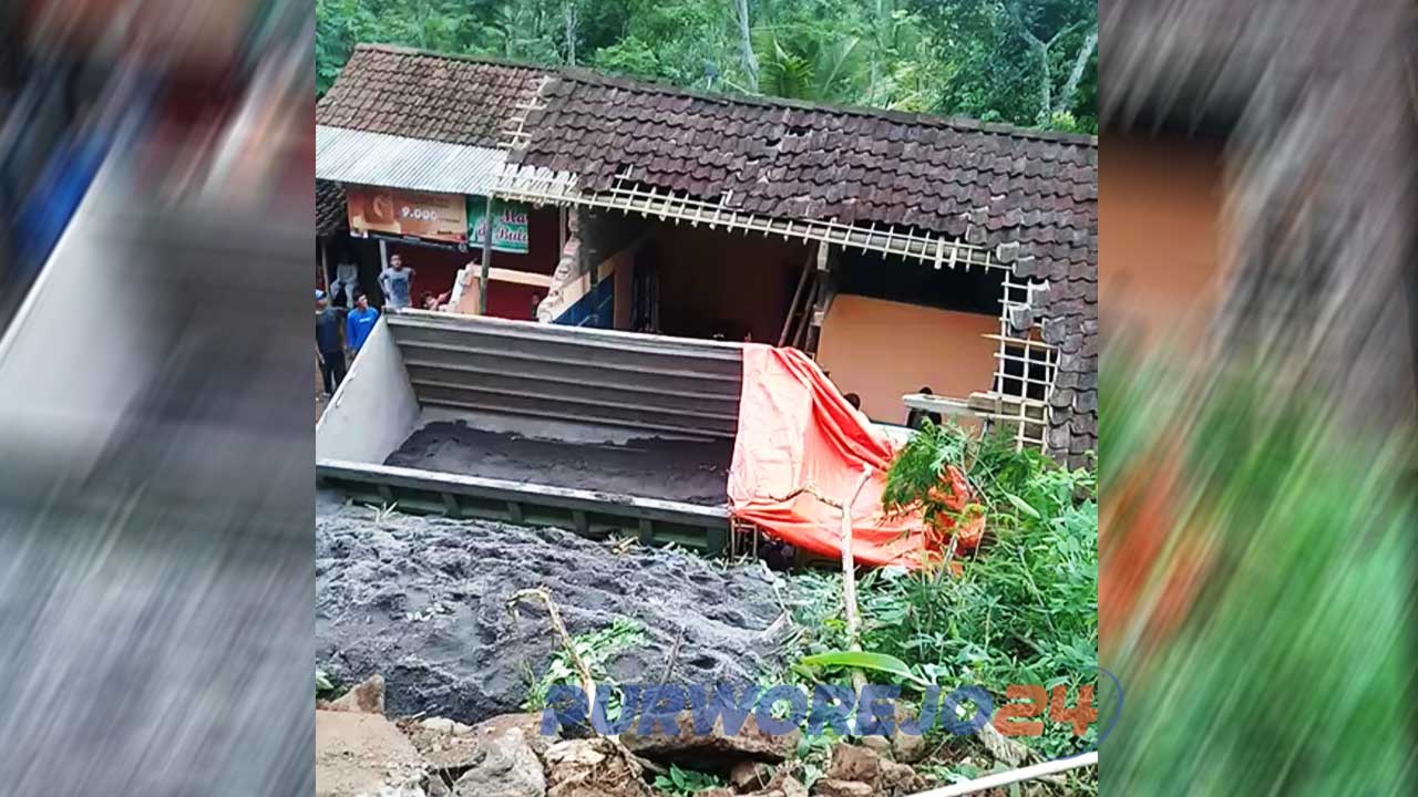 Truk bermuatan pasir terguling menimpa rumah warga di Desa Mayungsari