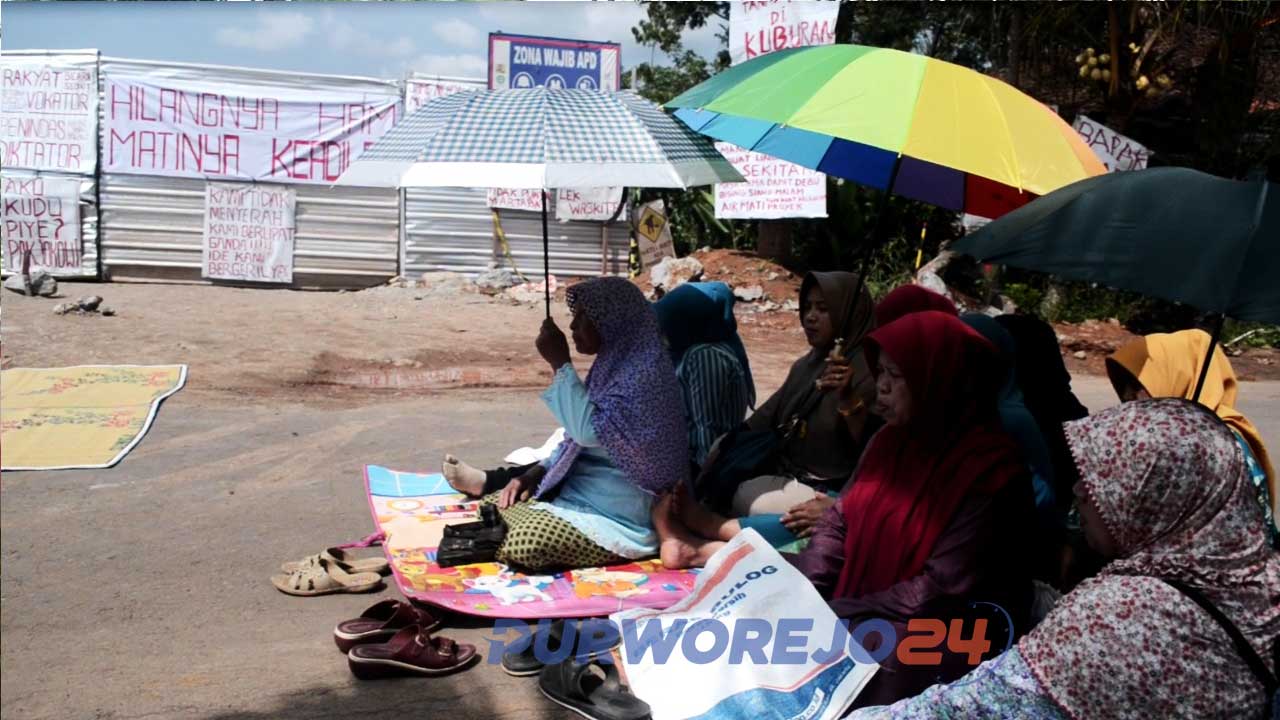 Warga berdoa bersama di pintu masuk komplek Mega Prioyek Bendungan Bener